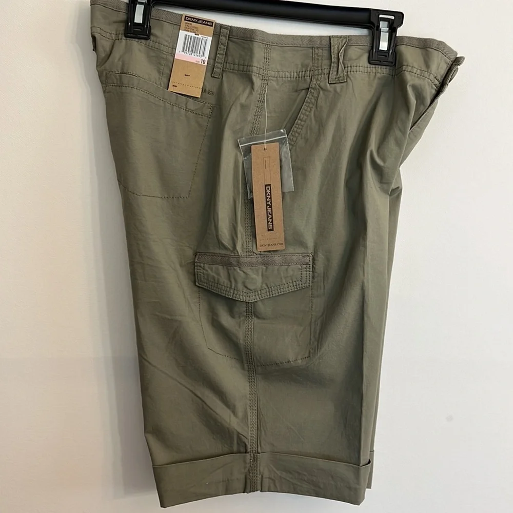 Dkny cotton blend Bermuda/Cargo shorts NWT size 10 green color